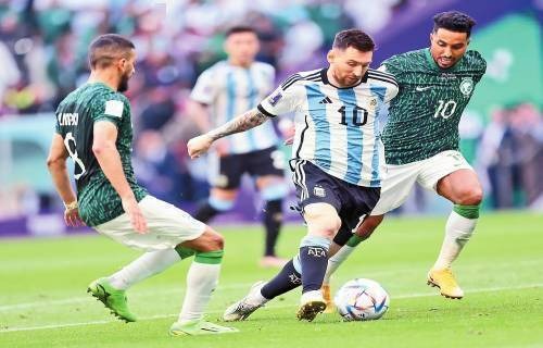 德扑锦标赛泡沫期：如何利用你的筹码优势让中等筹码玩家不敢入局。（德扑锦标赛泡沫阶段：用筹码优势压制中等筹码玩家的入局意愿）